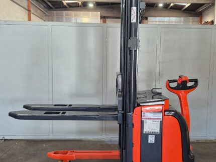 Stacker elétrico LINDE recondicionado - Empilhadores Multimarca